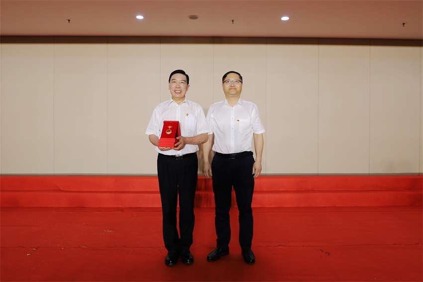 20210630 七一主題活動 李院長頒獎(3).jpg 20210630 七一主題活動 李院長頒獎(3).jpg