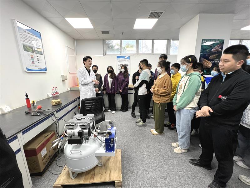 參觀實(shí)驗(yàn)室 (1)_看圖王(1).jpg